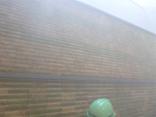 試験噴霧で霧におおわれた壁面