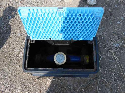 量水器ボックス内のマルチジェットタービン式量水器