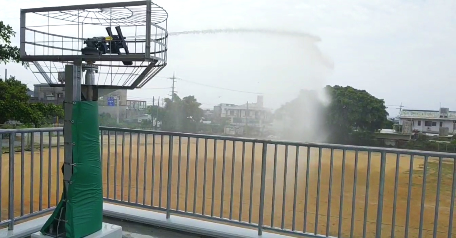 【粉塵防止散水】校庭グランドの粉塵防止散水(沖縄県糸満市)